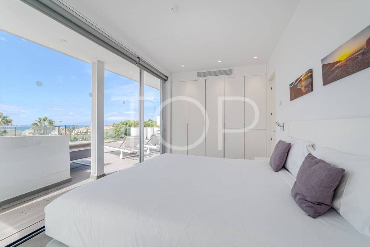 2 bedroom Flat for sale in Playa del Duque with pool - € 695,000 (Ref: 9302825)