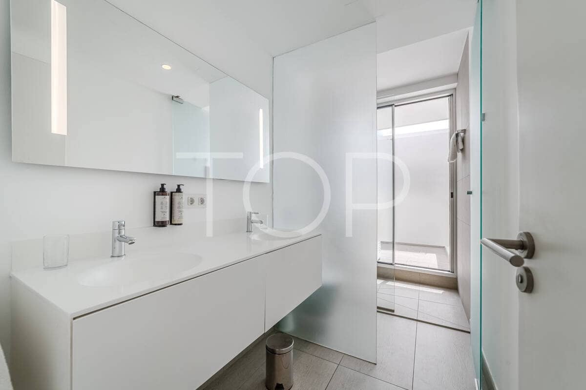 2 bedroom Flat for sale in Playa del Duque with pool - € 695,000 (Ref: 9302825)