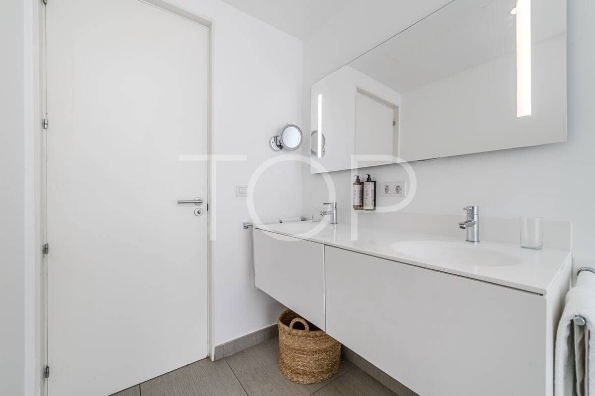 2 bedroom Flat for sale in Playa del Duque with pool - € 695,000 (Ref: 9302825)