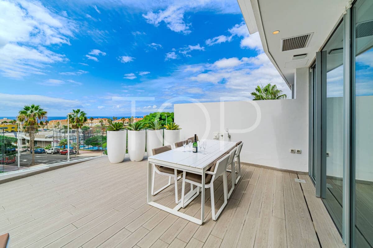 2 bedroom Flat for sale in Playa del Duque with pool - € 695,000 (Ref: 9302825)