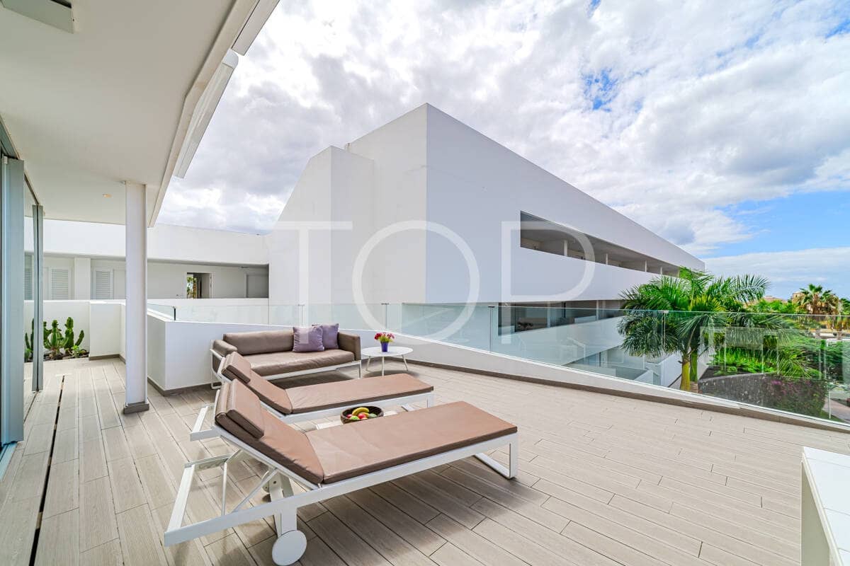 2 bedroom Flat for sale in Playa del Duque with pool - € 695,000 (Ref: 9302825)