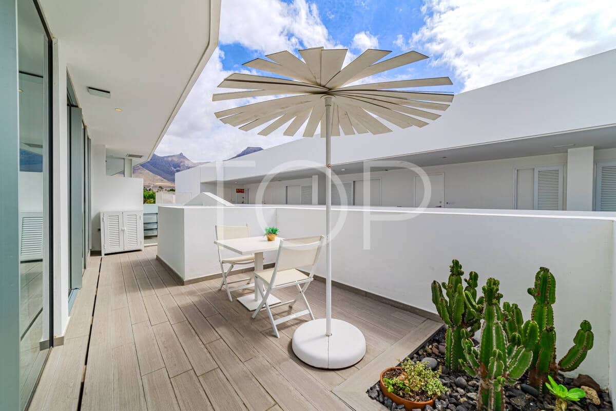 2 bedroom Flat for sale in Playa del Duque with pool - € 695,000 (Ref: 9302825)