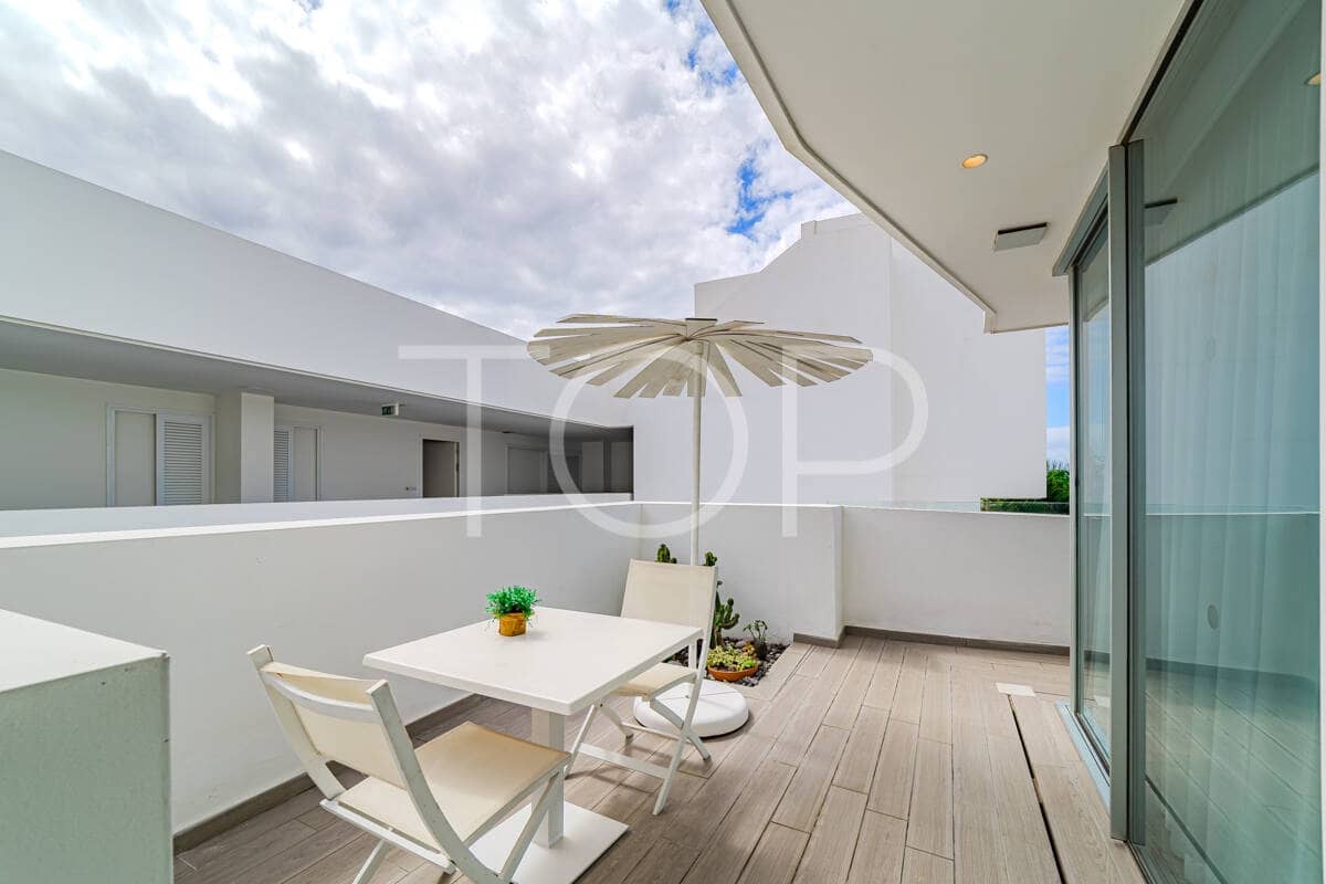 2 bedroom Flat for sale in Playa del Duque with pool - € 695,000 (Ref: 9302825)