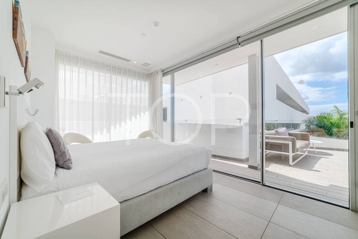 2 bedroom Flat for sale in Playa del Duque with pool - € 695,000 (Ref: 9302825)