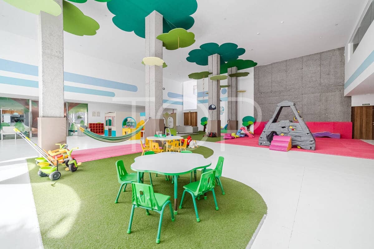 2 bedroom Flat for sale in Playa del Duque with pool - € 695,000 (Ref: 9302825)