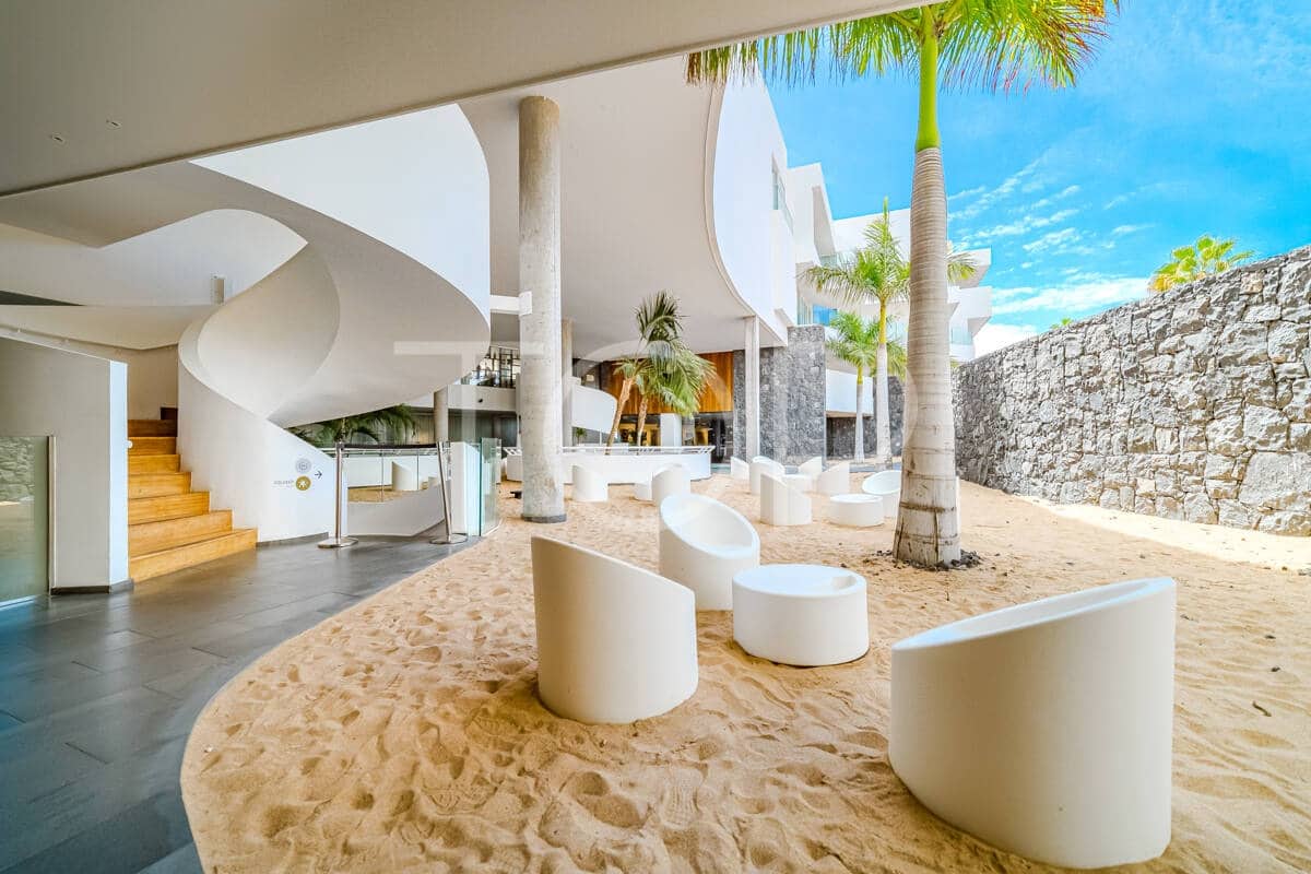 2 bedroom Flat for sale in Playa del Duque with pool - € 695,000 (Ref: 9302825)