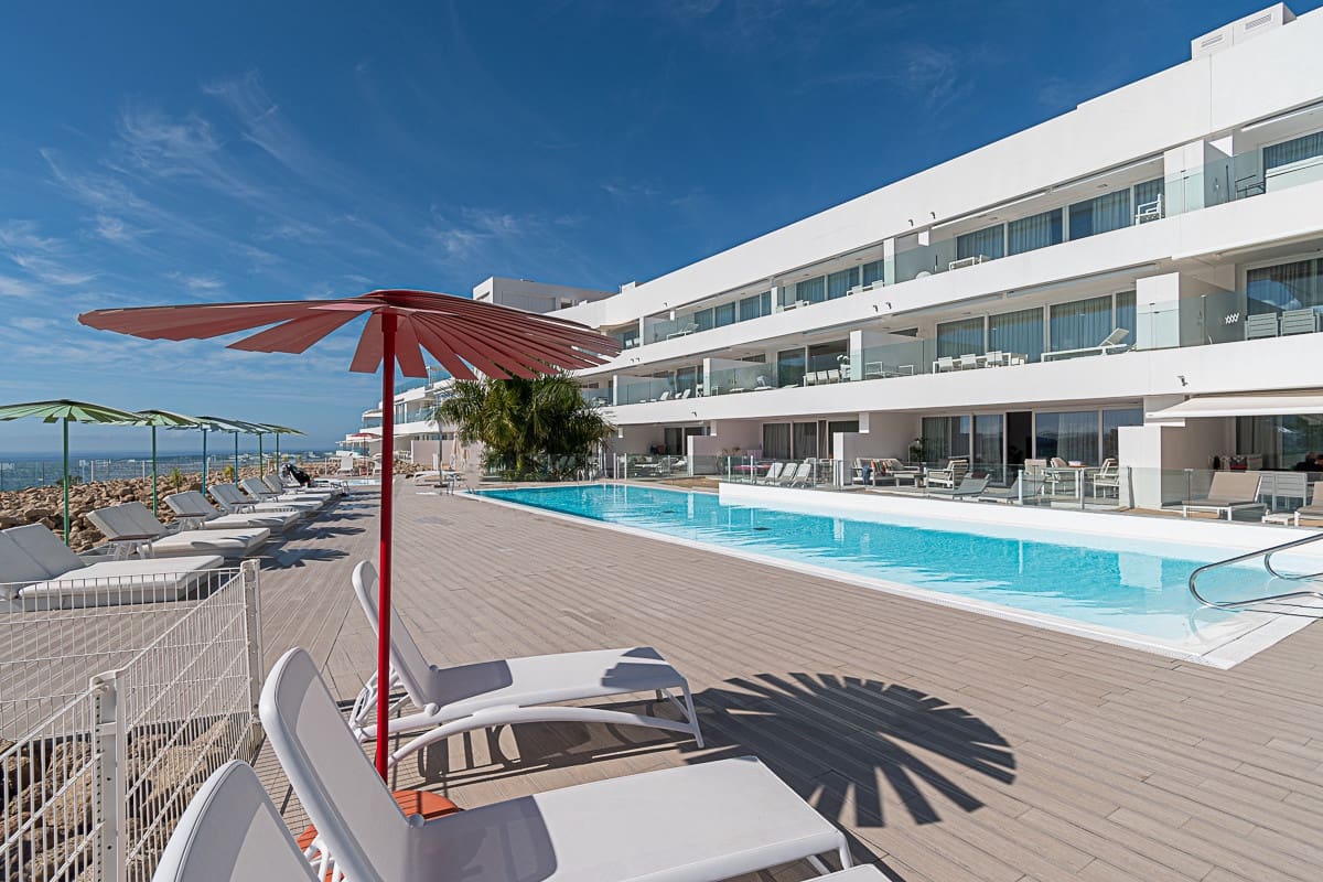 2 bedroom Flat for sale in Playa del Duque with pool - € 695,000 (Ref: 9302825)