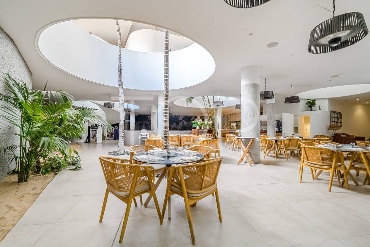 2 bedroom Flat for sale in Playa del Duque with pool - € 695,000 (Ref: 9302825)