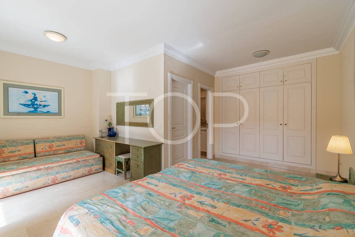 2 soverom Leilighet til salgs i Playa del Duque med svømmebasseng garasje - € 845 000 (Ref: 9348714)