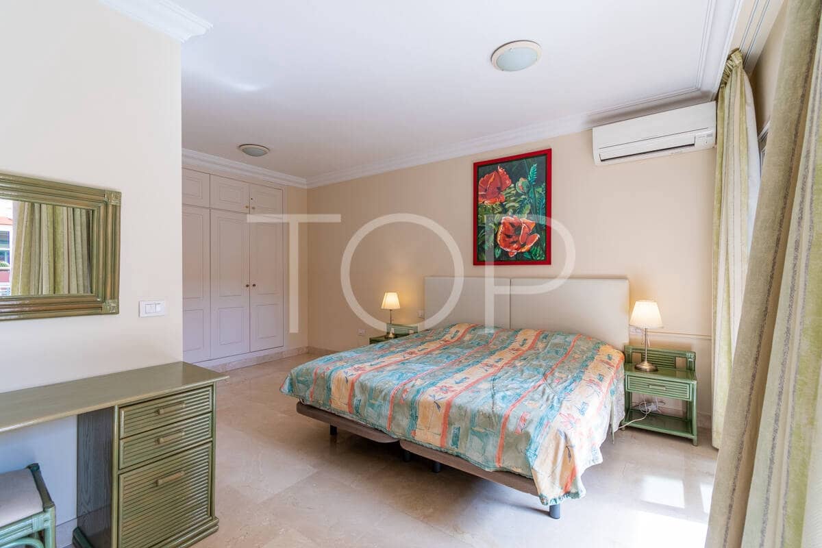 2 soverom Leilighet til salgs i Playa del Duque med svømmebasseng garasje - € 845 000 (Ref: 9348714)