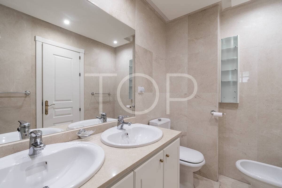 2 soverom Leilighet til salgs i Playa del Duque med svømmebasseng garasje - € 845 000 (Ref: 9348714)