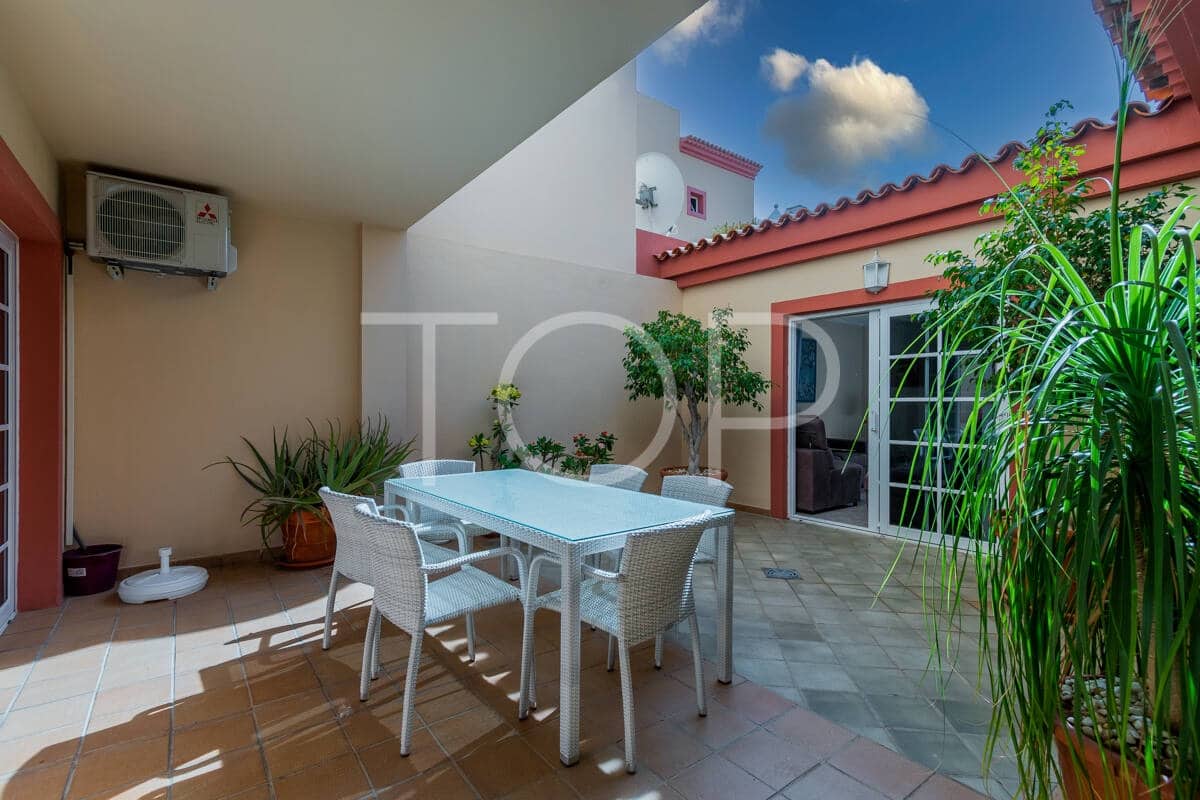 2 soverom Leilighet til salgs i Playa del Duque med svømmebasseng garasje - € 845 000 (Ref: 9348714)