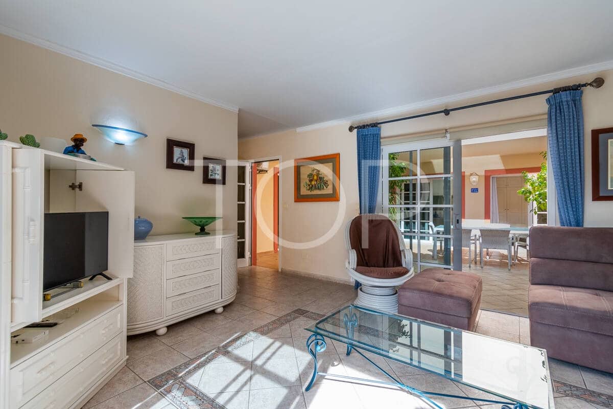 2 soverom Leilighet til salgs i Playa del Duque med svømmebasseng garasje - € 845 000 (Ref: 9348714)