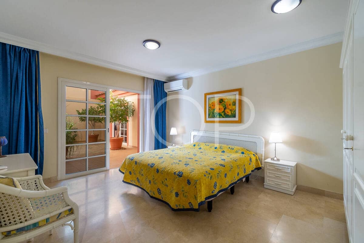 2 soverom Leilighet til salgs i Playa del Duque med svømmebasseng garasje - € 845 000 (Ref: 9348714)