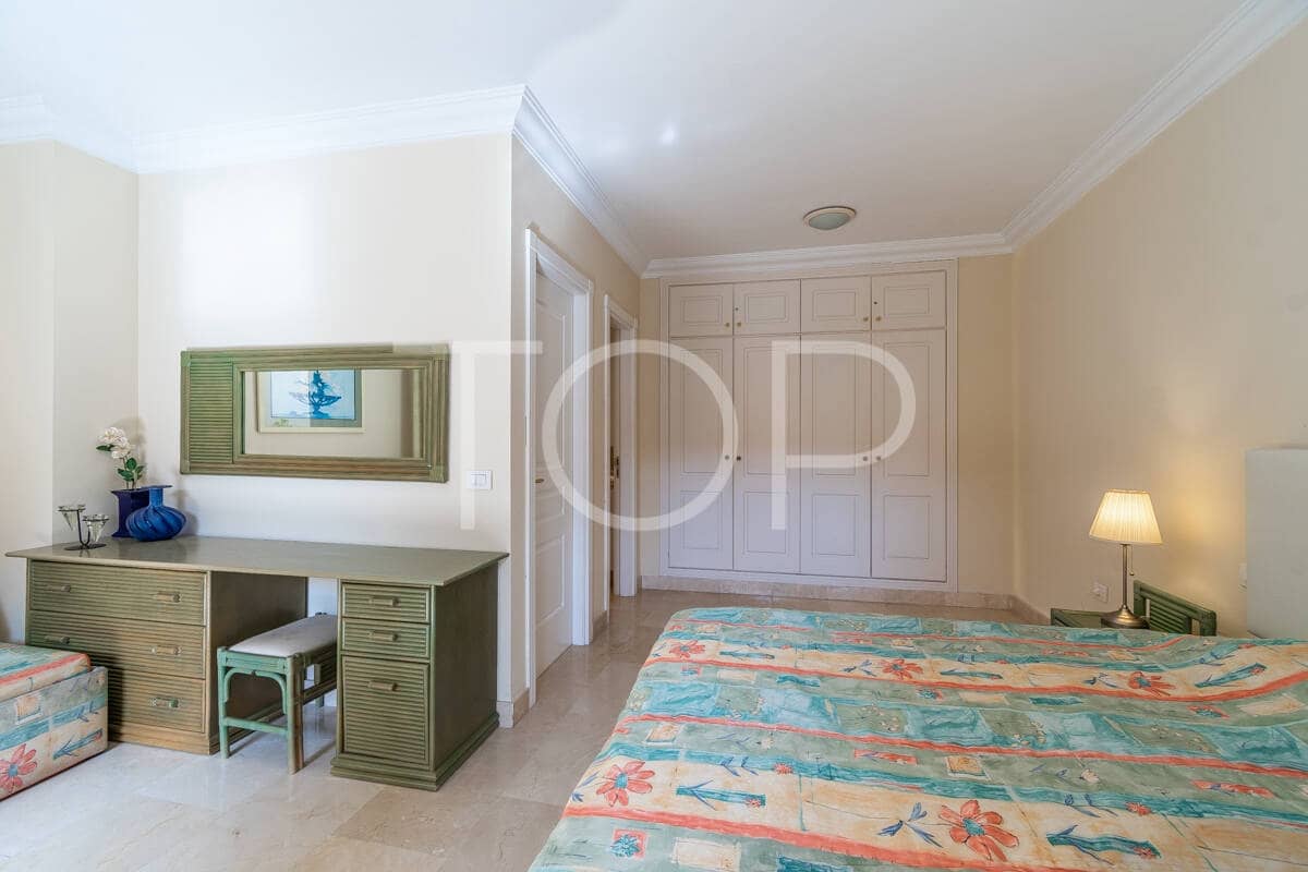 2 soverom Leilighet til salgs i Playa del Duque med svømmebasseng garasje - € 845 000 (Ref: 9348714)