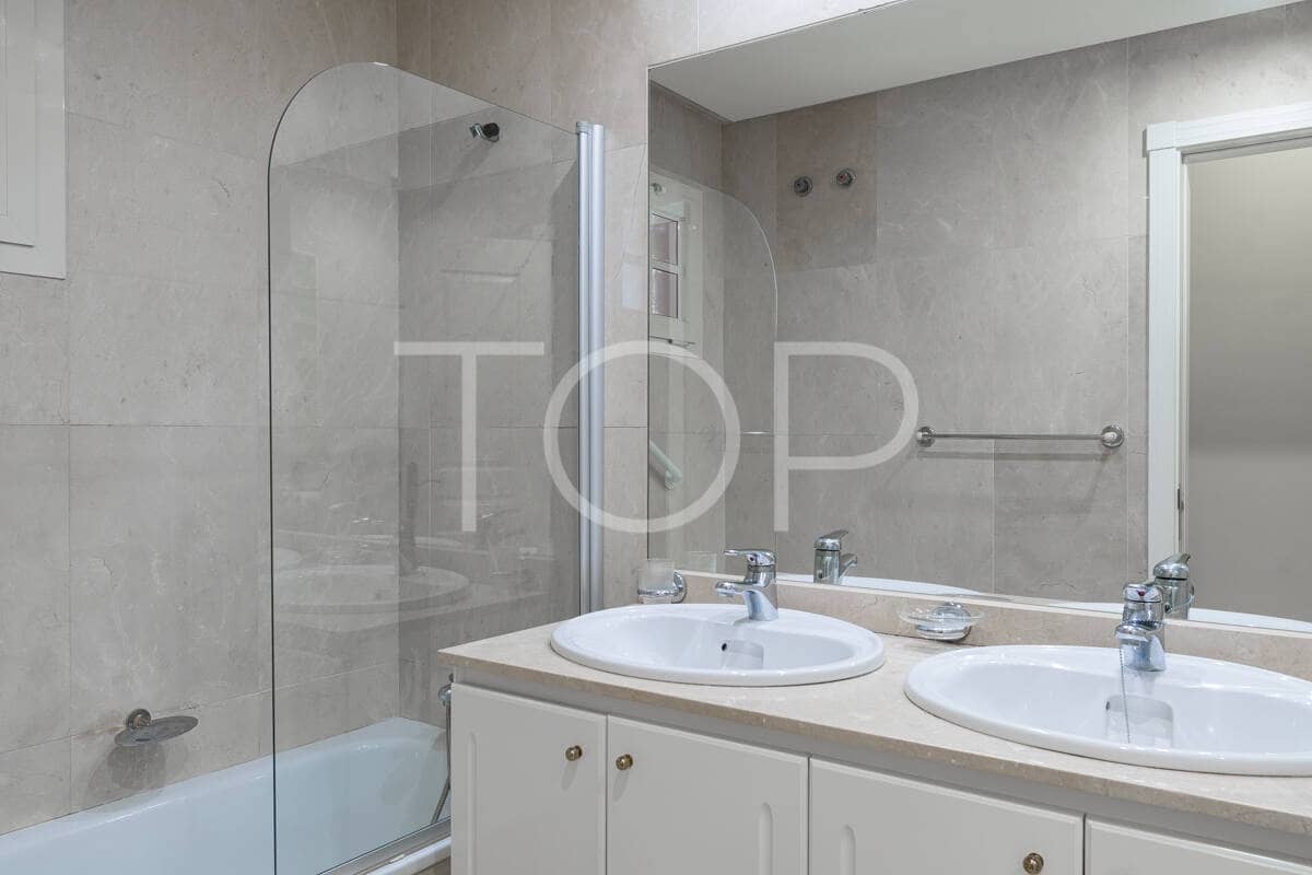 2 soverom Leilighet til salgs i Playa del Duque med svømmebasseng garasje - € 845 000 (Ref: 9348714)