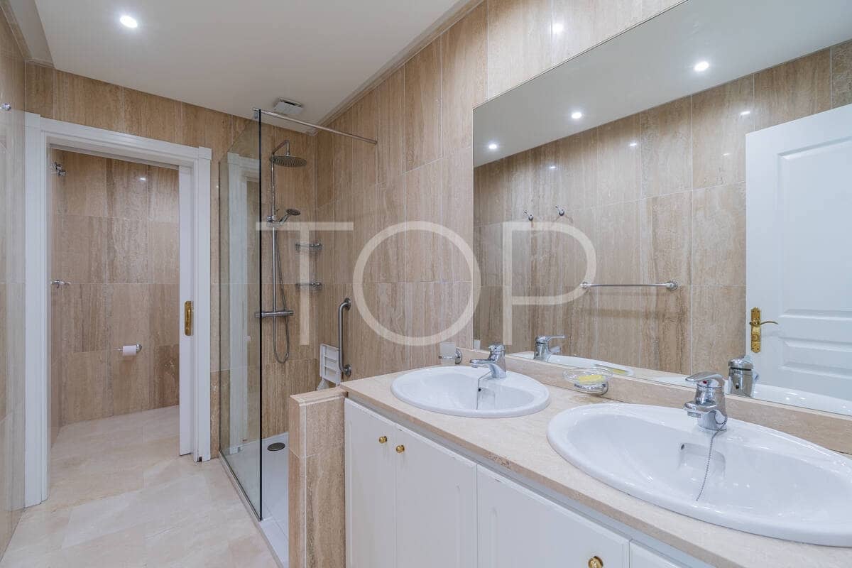 2 soverom Leilighet til salgs i Playa del Duque med svømmebasseng garasje - € 845 000 (Ref: 9348714)