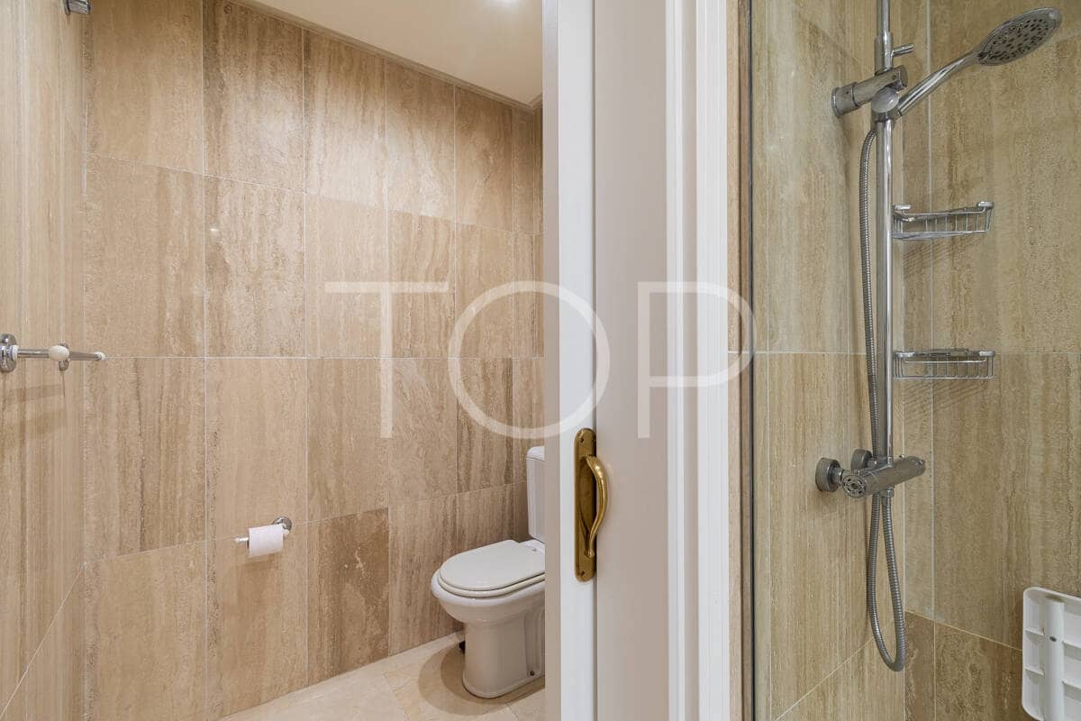 2 soverom Leilighet til salgs i Playa del Duque med svømmebasseng garasje - € 845 000 (Ref: 9348714)