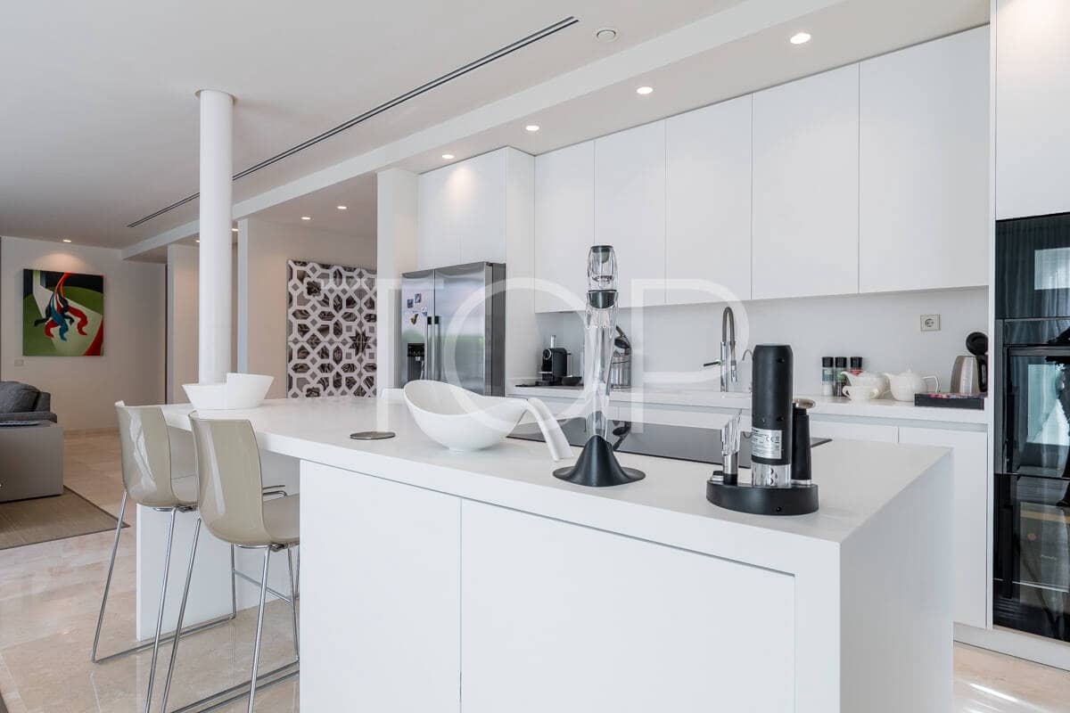 4 makuuhuone Huvila myytävänä paikassa Playa de las Americas mukana uima-altaan 
autotalli - 3 450 000 € (Ref: 9400192)