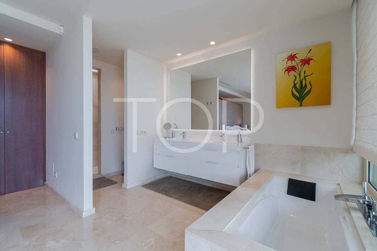 4 makuuhuone Huvila myytävänä paikassa Playa de las Americas mukana uima-altaan 
autotalli - 3 450 000 € (Ref: 9400192)