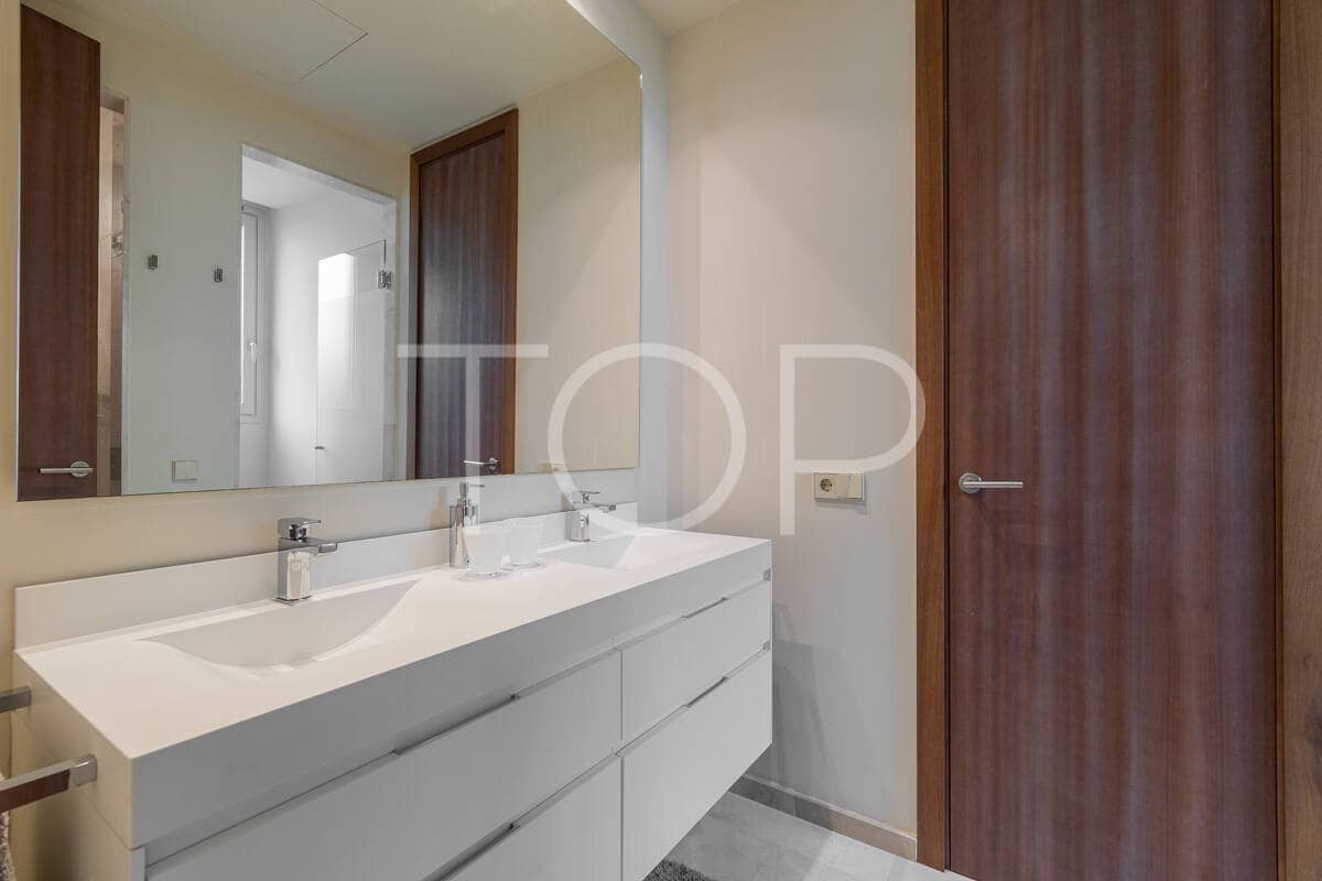 4 makuuhuone Huvila myytävänä paikassa Playa de las Americas mukana uima-altaan 
autotalli - 3 450 000 € (Ref: 9400192)