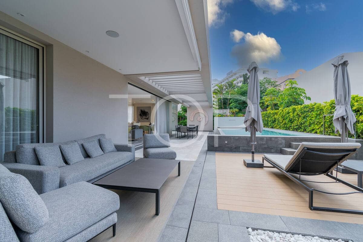 4 makuuhuone Huvila myytävänä paikassa Playa de las Americas mukana uima-altaan 
autotalli - 3 450 000 € (Ref: 9400192)