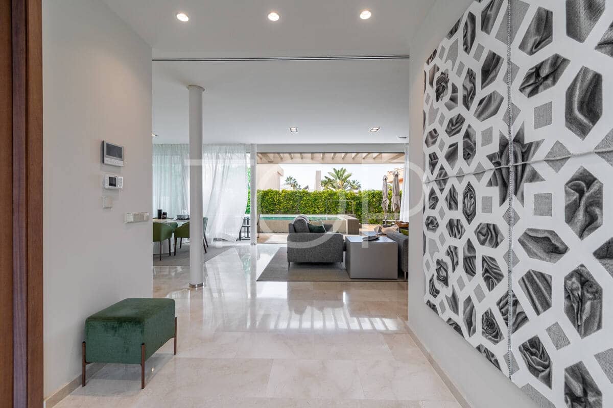 4 makuuhuone Huvila myytävänä paikassa Playa de las Americas mukana uima-altaan 
autotalli - 3 450 000 € (Ref: 9400192)