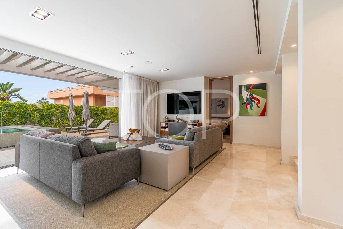 4 makuuhuone Huvila myytävänä paikassa Playa de las Americas mukana uima-altaan 
autotalli - 3 450 000 € (Ref: 9400192)