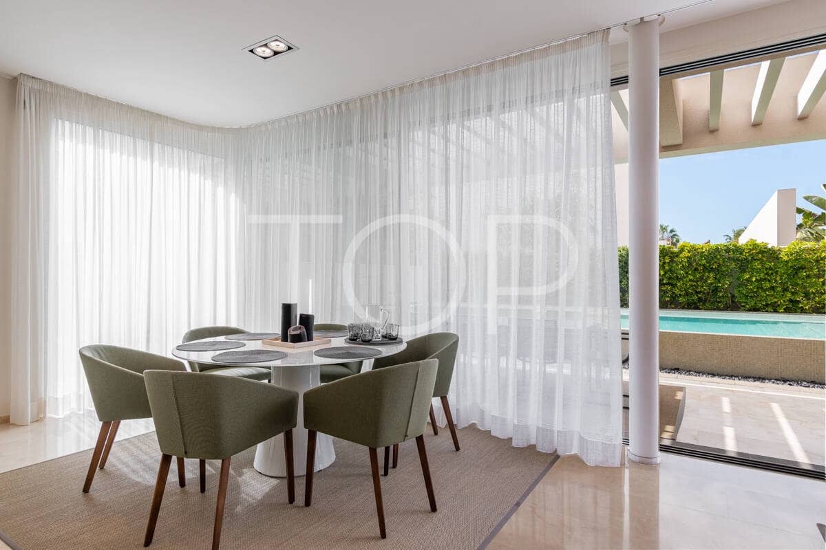 4 makuuhuone Huvila myytävänä paikassa Playa de las Americas mukana uima-altaan 
autotalli - 3 450 000 € (Ref: 9400192)