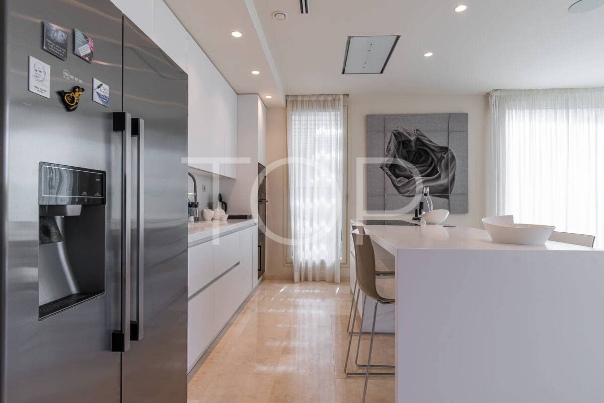 4 makuuhuone Huvila myytävänä paikassa Playa de las Americas mukana uima-altaan 
autotalli - 3 450 000 € (Ref: 9400192)