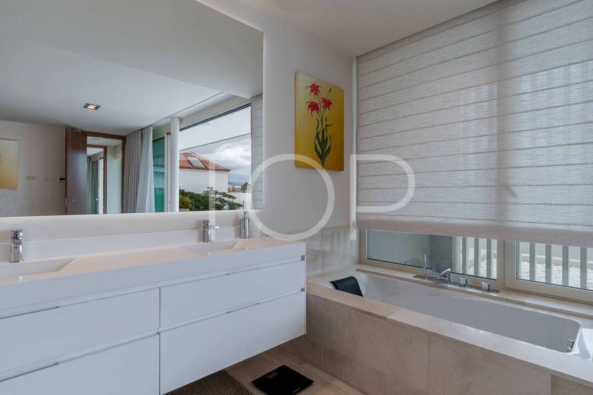 4 makuuhuone Huvila myytävänä paikassa Playa de las Americas mukana uima-altaan 
autotalli - 3 450 000 € (Ref: 9400192)