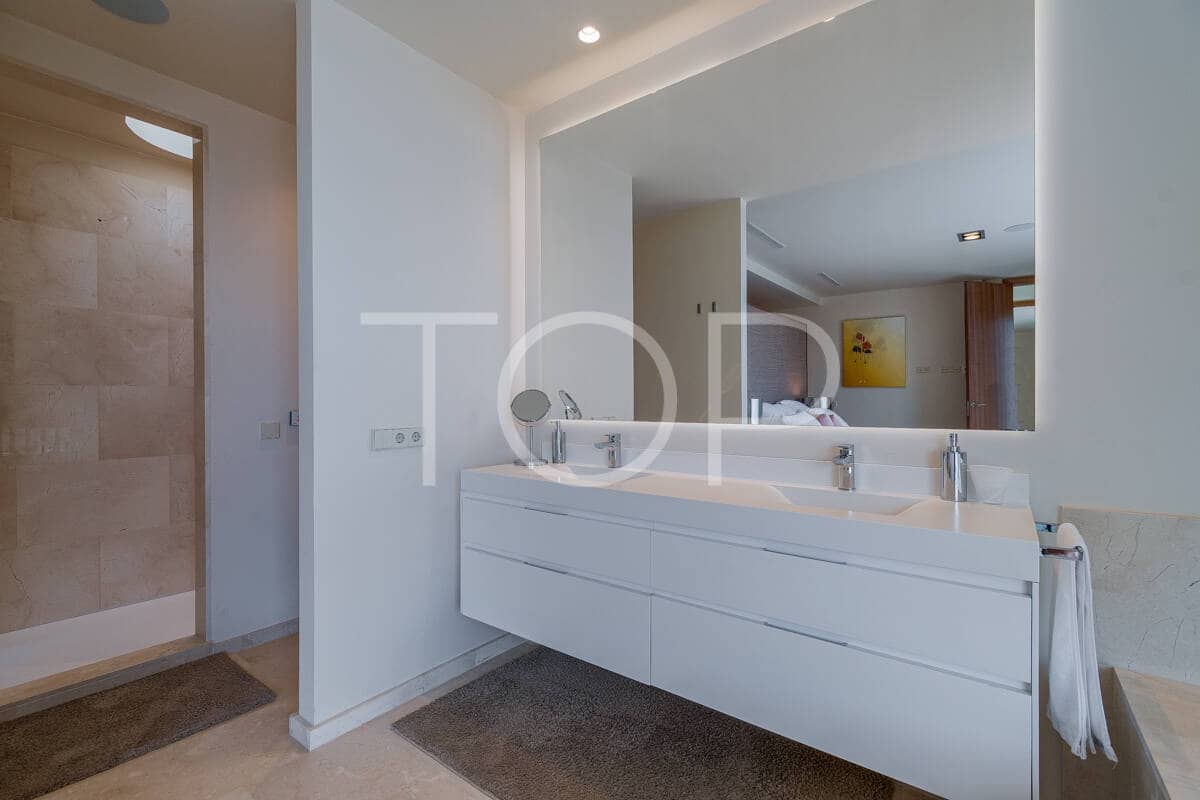 4 makuuhuone Huvila myytävänä paikassa Playa de las Americas mukana uima-altaan 
autotalli - 3 450 000 € (Ref: 9400192)