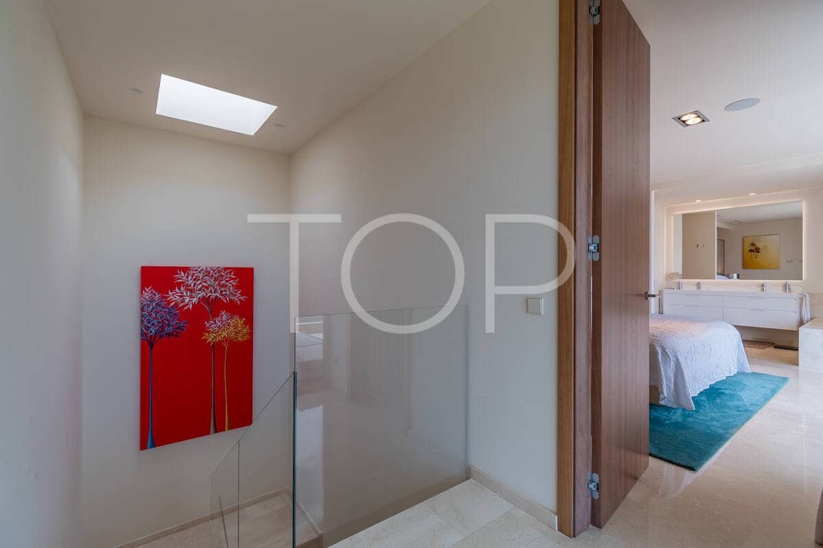 4 makuuhuone Huvila myytävänä paikassa Playa de las Americas mukana uima-altaan 
autotalli - 3 450 000 € (Ref: 9400192)