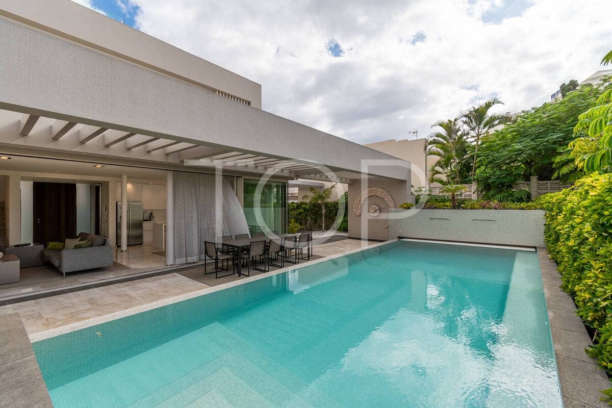 4 makuuhuone Huvila myytävänä paikassa Playa de las Americas mukana uima-altaan 
autotalli - 3 450 000 € (Ref: 9400192)