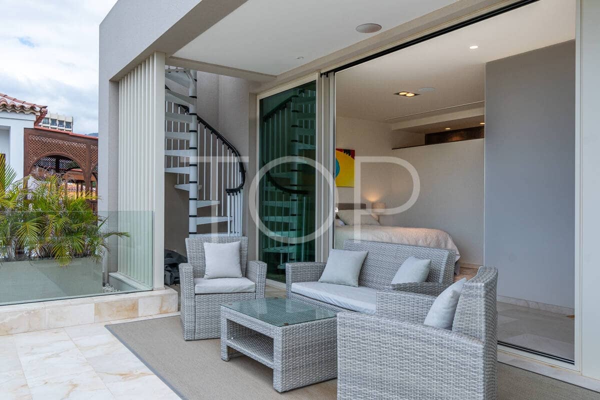 4 makuuhuone Huvila myytävänä paikassa Playa de las Americas mukana uima-altaan 
autotalli - 3 450 000 € (Ref: 9400192)