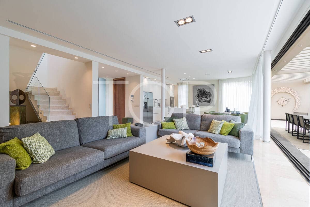 4 makuuhuone Huvila myytävänä paikassa Playa de las Americas mukana uima-altaan 
autotalli - 3 450 000 € (Ref: 9400192)