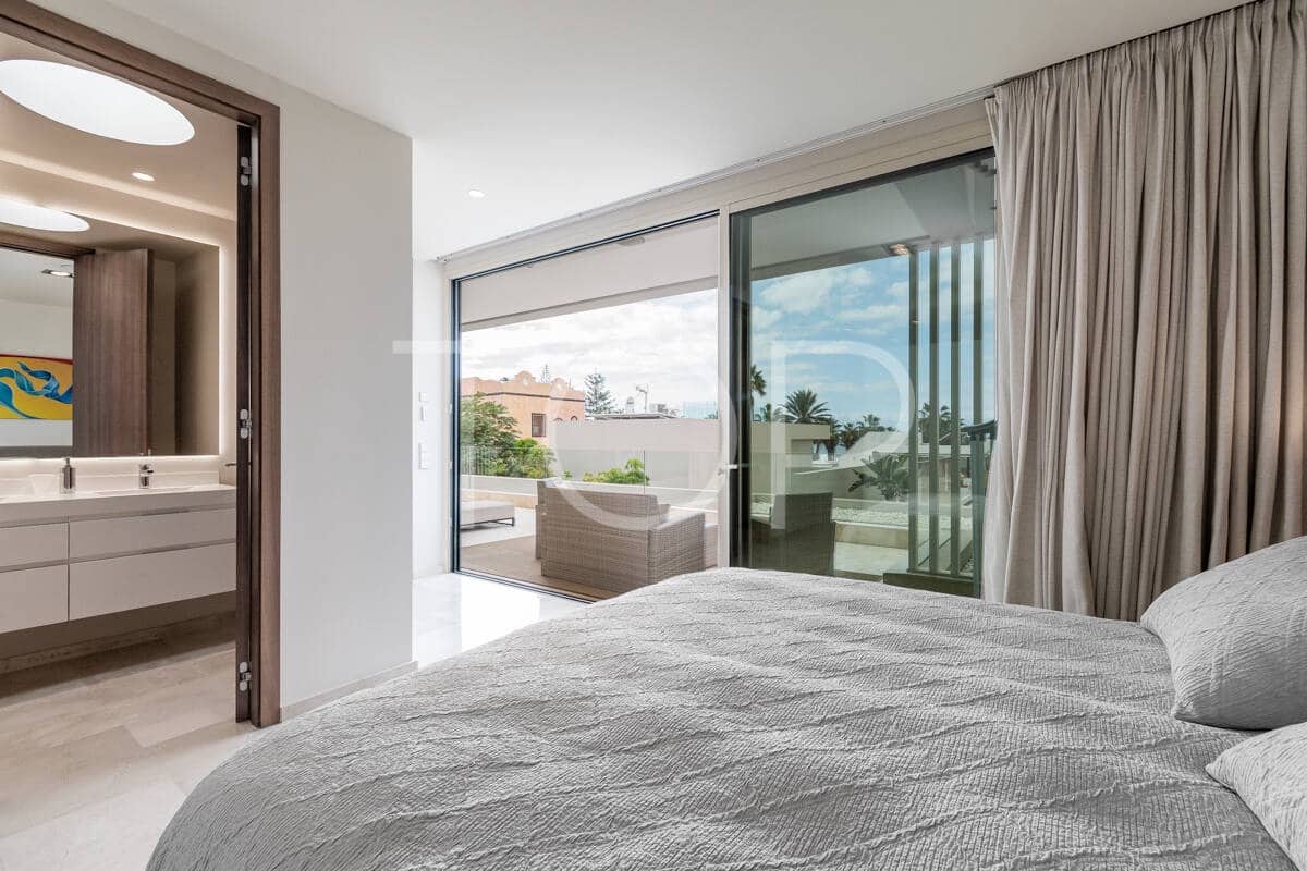 4 makuuhuone Huvila myytävänä paikassa Playa de las Americas mukana uima-altaan 
autotalli - 3 450 000 € (Ref: 9400192)