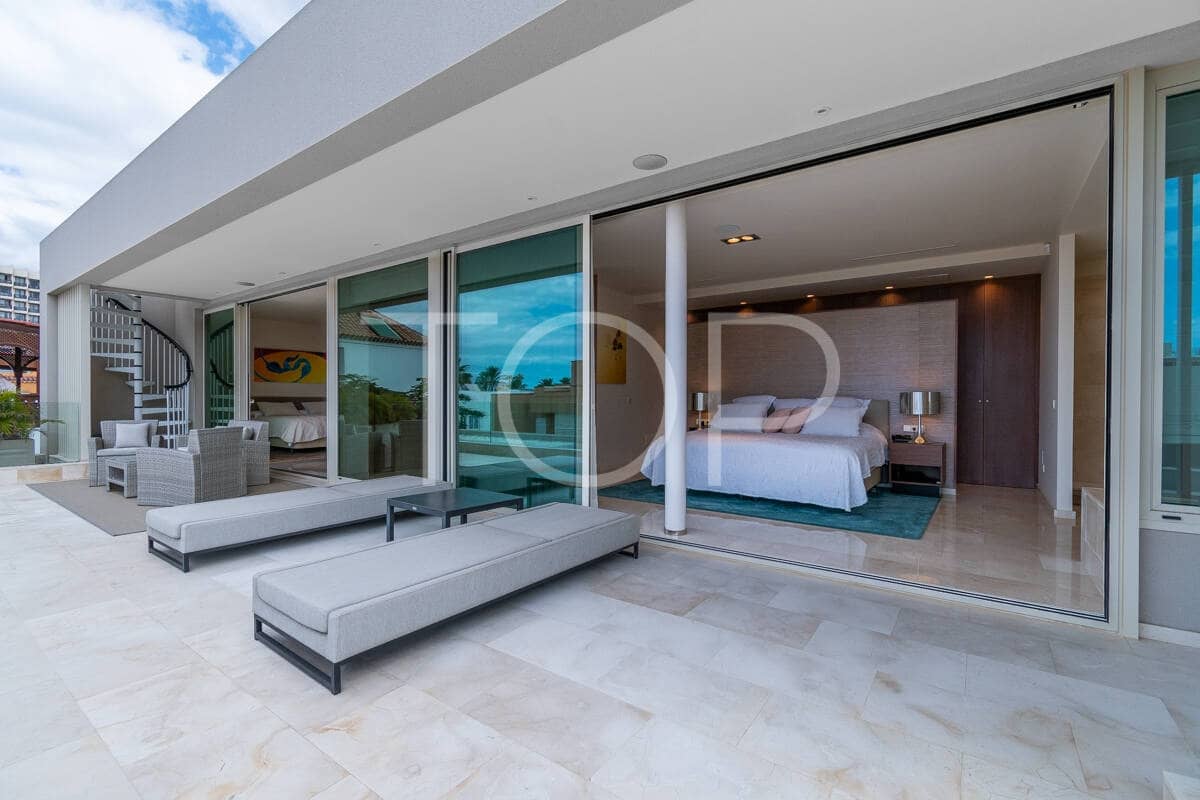 4 makuuhuone Huvila myytävänä paikassa Playa de las Americas mukana uima-altaan 
autotalli - 3 450 000 € (Ref: 9400192)