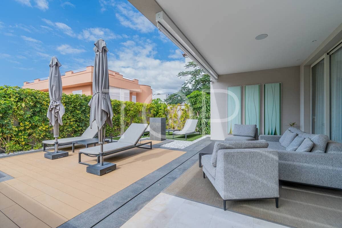 4 makuuhuone Huvila myytävänä paikassa Playa de las Americas mukana uima-altaan 
autotalli - 3 450 000 € (Ref: 9400192)