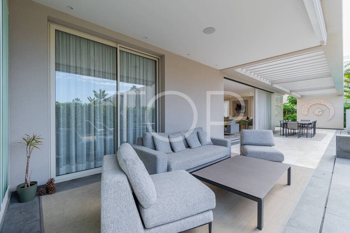 4 makuuhuone Huvila myytävänä paikassa Playa de las Americas mukana uima-altaan 
autotalli - 3 450 000 € (Ref: 9400192)