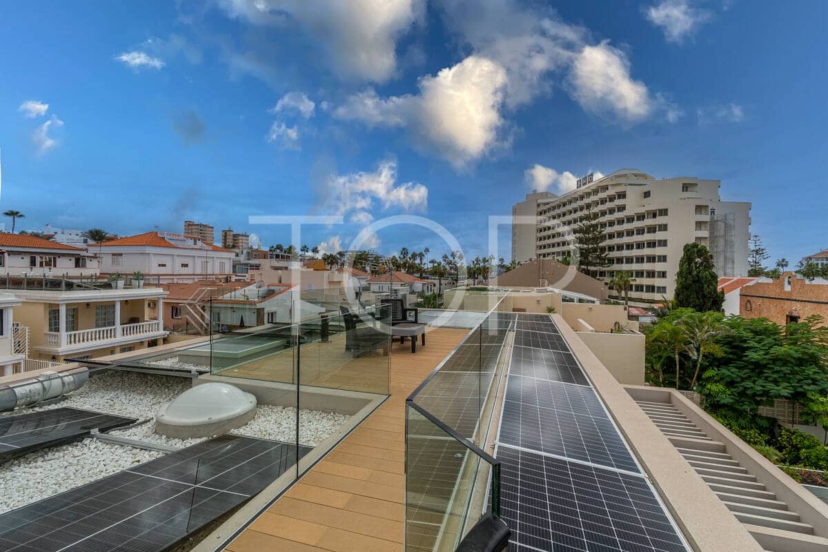 4 makuuhuone Huvila myytävänä paikassa Playa de las Americas mukana uima-altaan 
autotalli - 3 450 000 € (Ref: 9400192)