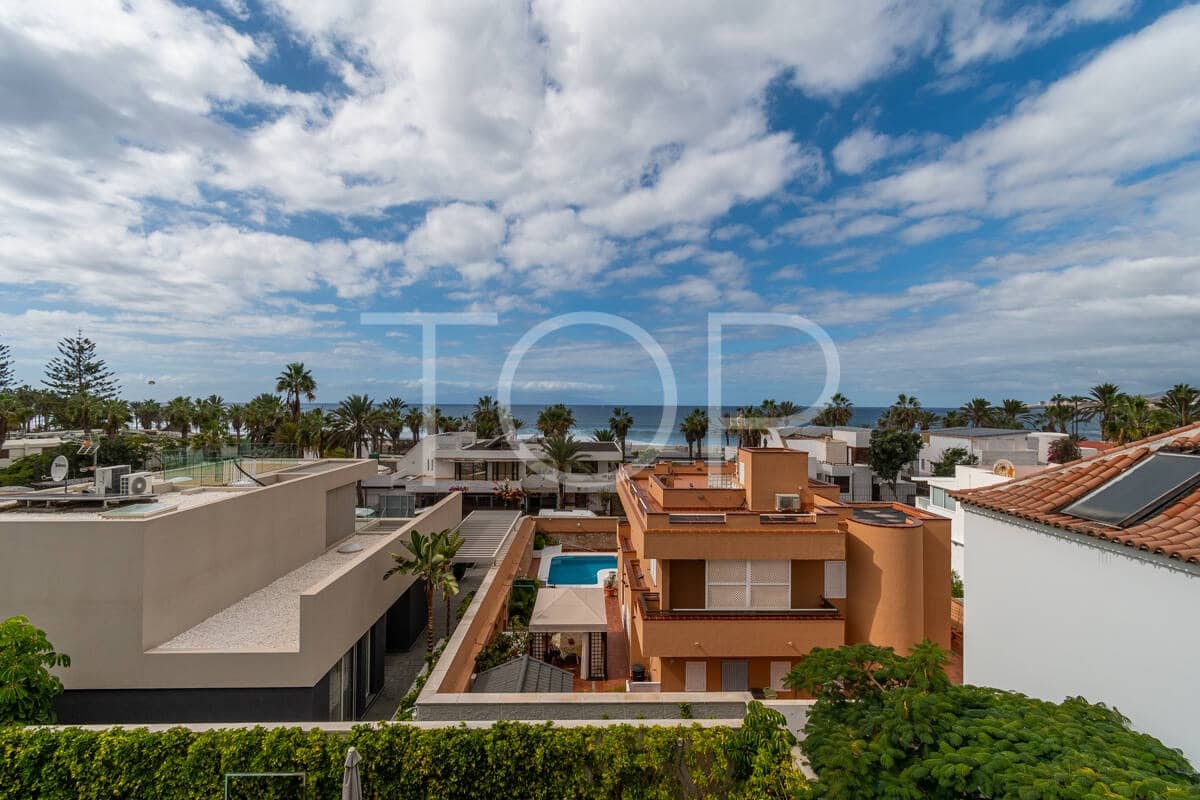 4 makuuhuone Huvila myytävänä paikassa Playa de las Americas mukana uima-altaan 
autotalli - 3 450 000 € (Ref: 9400192)