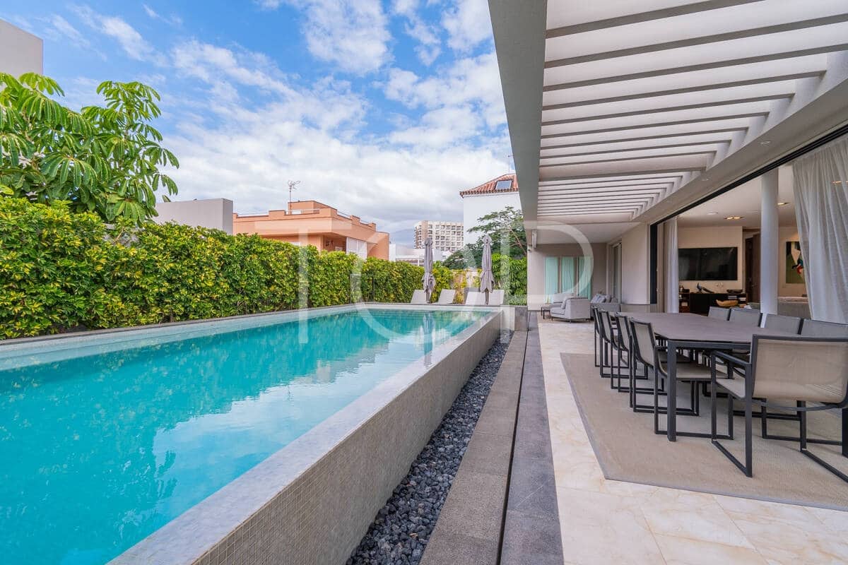 4 makuuhuone Huvila myytävänä paikassa Playa de las Americas mukana uima-altaan 
autotalli - 3 450 000 € (Ref: 9400192)