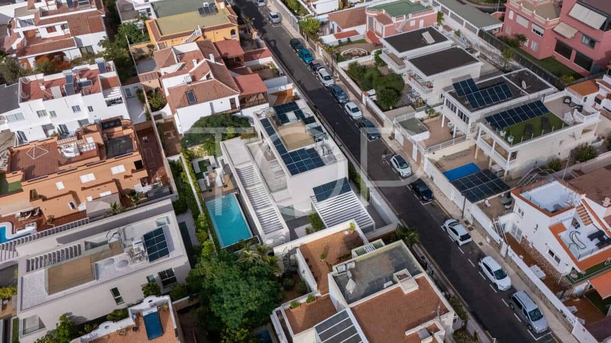 4 makuuhuone Huvila myytävänä paikassa Playa de las Americas mukana uima-altaan 
autotalli - 3 450 000 € (Ref: 9400192)