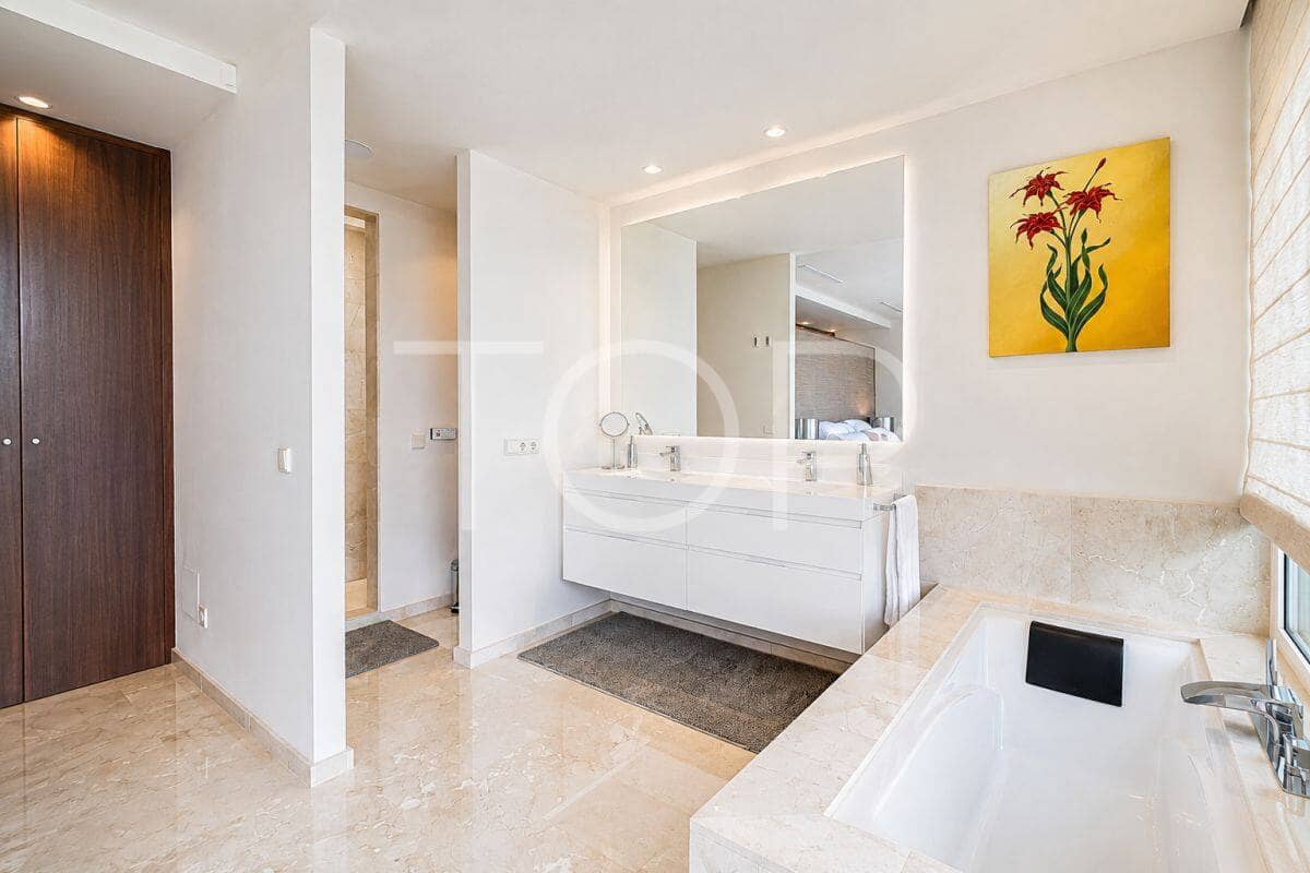 4 bedroom Villa for sale in Playa de las Americas with pool garage - € 3,450,000 (Ref: 9400192)