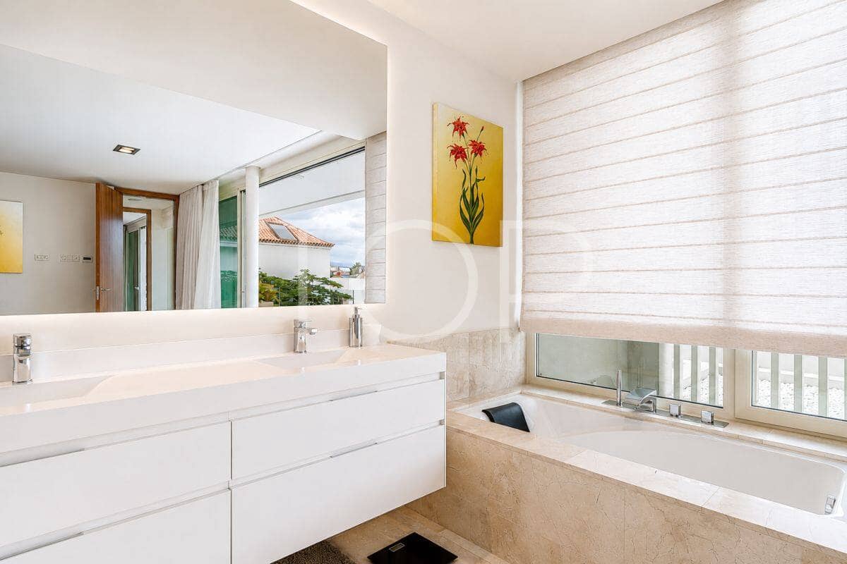 4 bedroom Villa for sale in Playa de las Americas with pool garage - € 3,450,000 (Ref: 9400192)