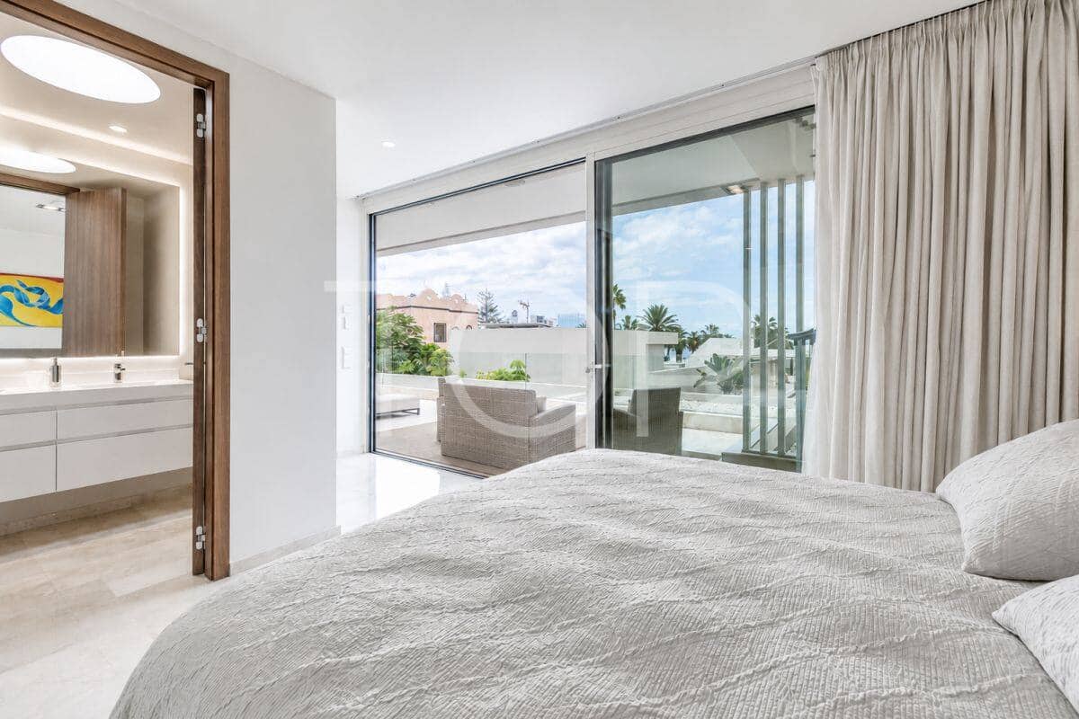 4 bedroom Villa for sale in Playa de las Americas with pool garage - € 3,450,000 (Ref: 9400192)