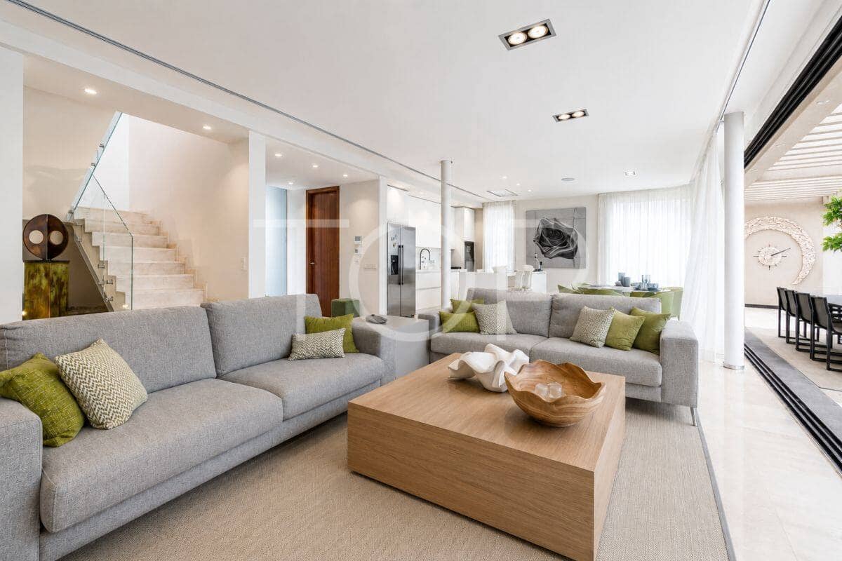 4 bedroom Villa for sale in Playa de las Americas with pool garage - € 3,450,000 (Ref: 9400192)