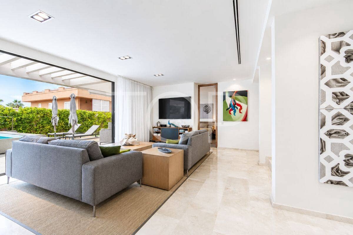 4 bedroom Villa for sale in Playa de las Americas with pool garage - € 3,450,000 (Ref: 9400192)