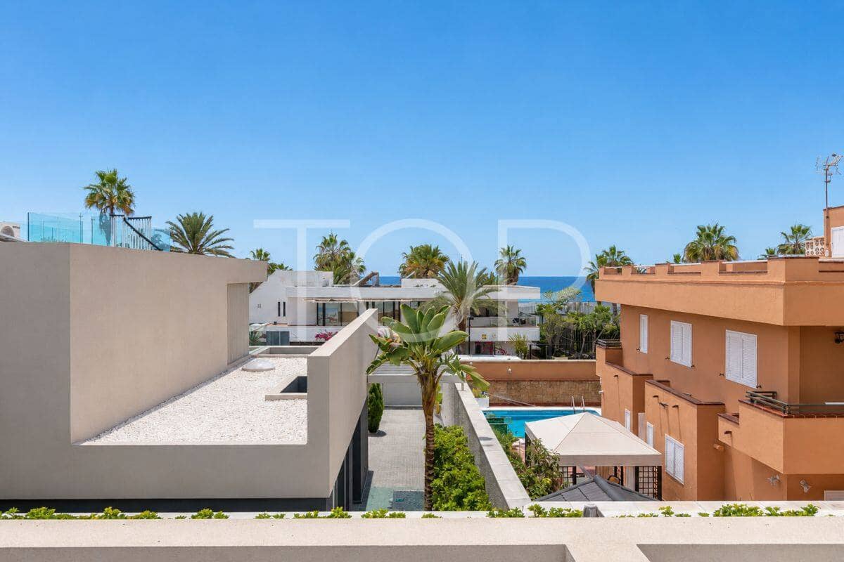 4 bedroom Villa for sale in Playa de las Americas with pool garage - € 3,450,000 (Ref: 9400192)